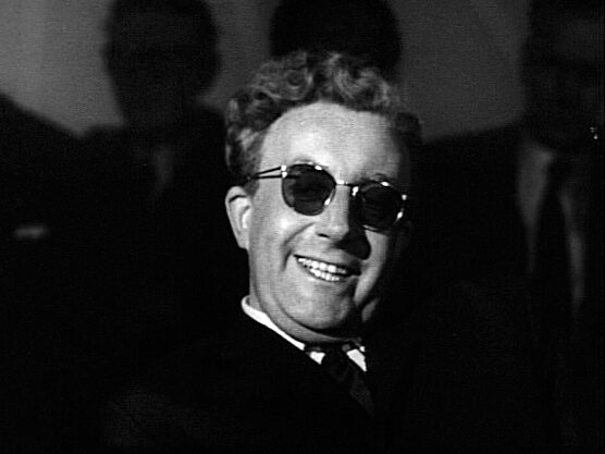 Peter Sellers nella veste del Dr. Stranamore, nel film omonimo di Stanley Kubrick (immagine di pubblico dominio)