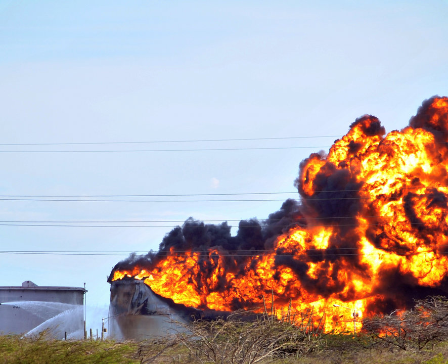 tanque de refinería amuay en llamas (16x9)